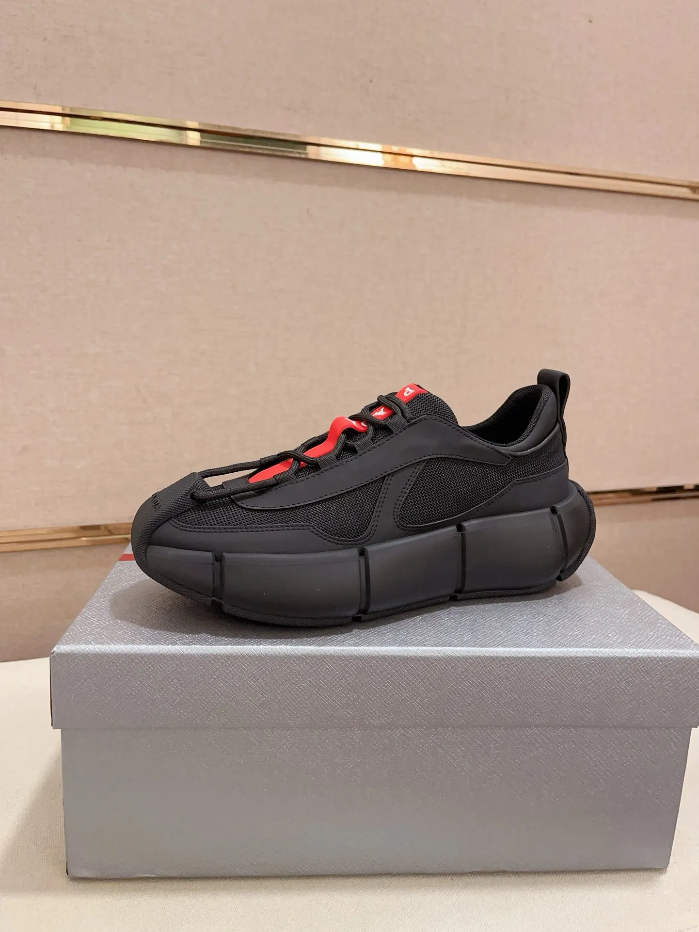 Men's shoes 💰 540💰 ✔️✔️✔️High version High-quality new PRADA (Prada) counters are launched simultaneously, new men's shoes, 😘fabrics are selected from first-layer cowhide. Lining: imported elastic mesh➕cowhide lining. 👍🏿High-end☄️Open-molded non-slip rubber outsole, exquisite lines, simple and elegant, comfortable and high-end for leisure travel. Number of yards: 38 to 44. (Can be customized for 45 non-refundable)